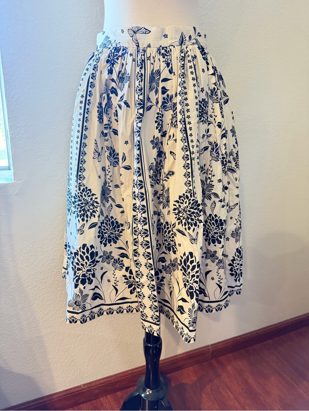 Avec Les Filles Cream and Navy Floral Midi Skirt Size S